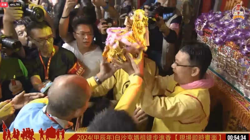 白沙屯媽祖進香起駕　數萬信徒簇擁粉紅超跑！展開400公里長征