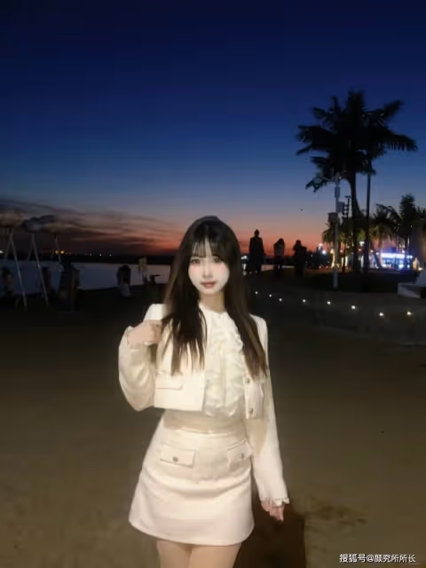 19歲極品尤物時尚穿搭:白色外套搭配短裙 簡約不失優雅