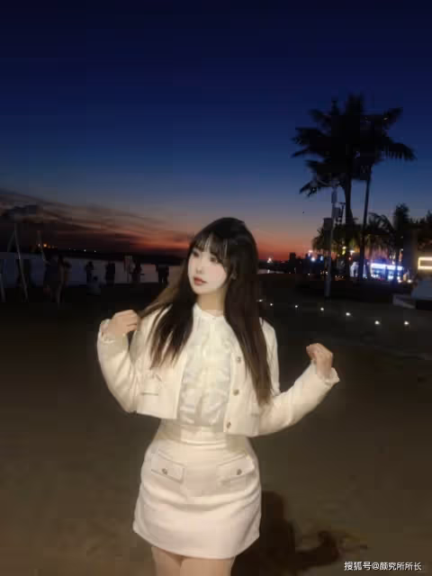 19歲極品尤物時尚穿搭:白色外套搭配短裙 簡約不失優雅