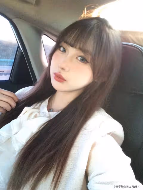 19歲極品尤物時尚穿搭:白色外套搭配短裙 簡約不失優雅