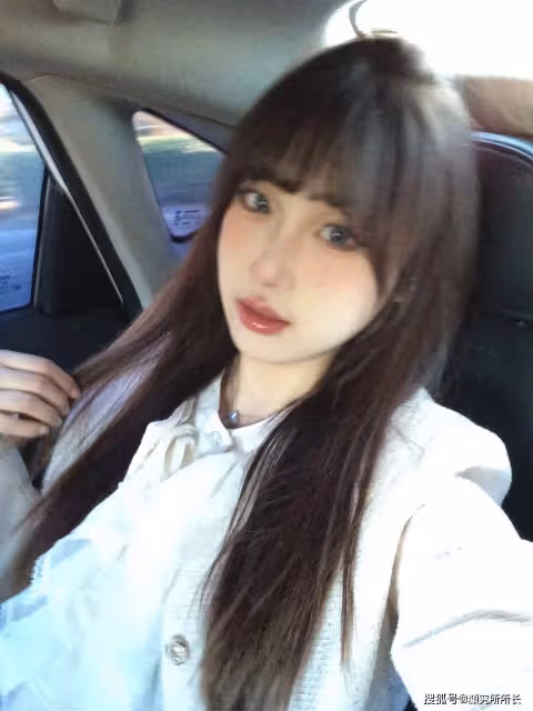19歲極品尤物時尚穿搭:白色外套搭配短裙 簡約不失優雅