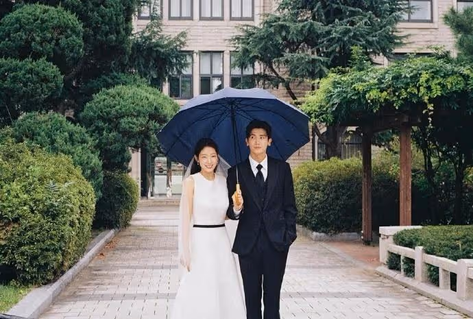 「浪漫喜劇女王」朴信惠透露，每天以南荷娜的身份，生活得很開心