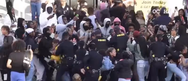 「出來單挑啊！」女約戰購物中心　百人圍觀店家無奈這麼做