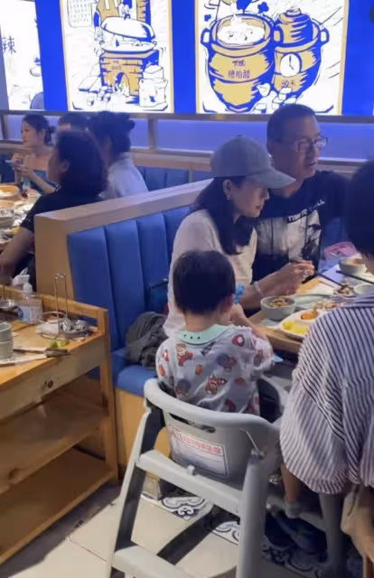 汪峰一家旅遊拼桌吃火鍋!章子怡臉自然下垂,跟普通婦女無異!