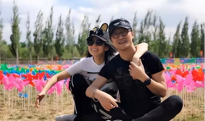 汪峰一家旅遊拼桌吃火鍋!章子怡臉自然下垂,跟普通婦女無異!