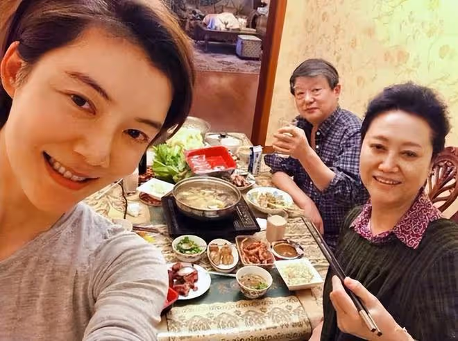 車曉曬全家福!68歲爸爸滿頭白髮還一身正氣,媽媽就是普通村婦!