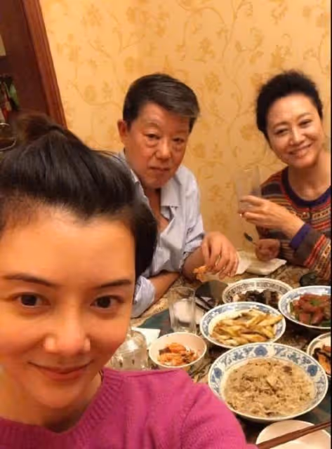 車曉曬全家福!68歲爸爸滿頭白髮還一身正氣,媽媽就是普通村婦!