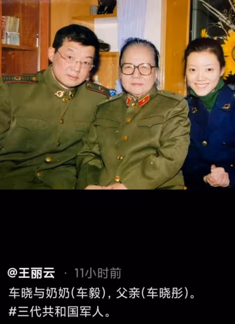 車曉曬全家福!68歲爸爸滿頭白髮還一身正氣,媽媽就是普通村婦!