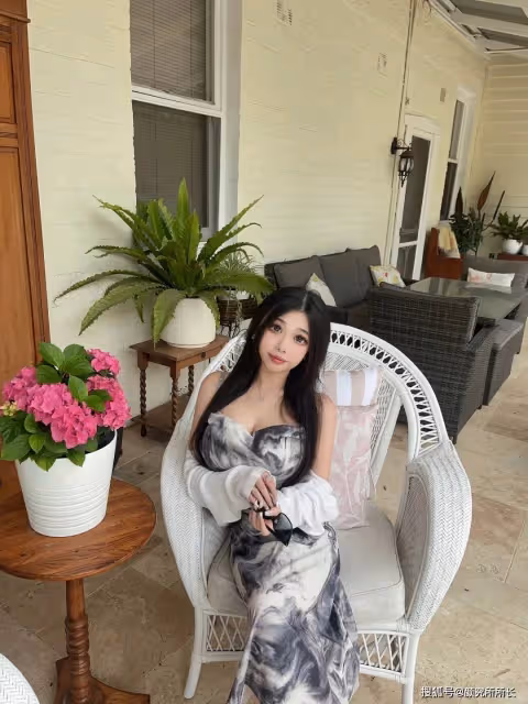 你根本頂不住!19歲極品尤物時尚穿搭:墨灰色抹胸連衣裙 優雅又迷人