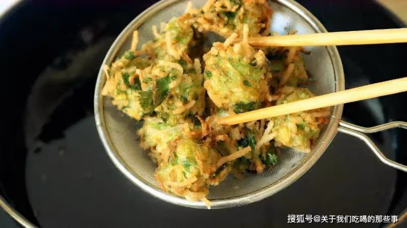 炸蘿蔔丸子，有人用澱粉，有人用麵粉，大廚：都不對！這樣做才香