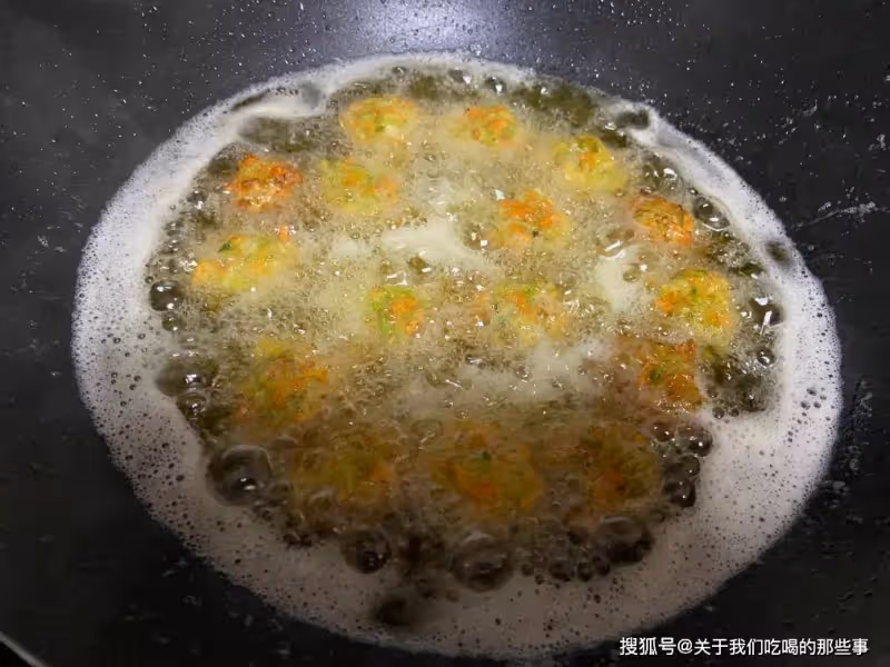 炸蘿蔔丸子，有人用澱粉，有人用麵粉，大廚：都不對！這樣做才香