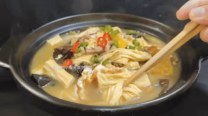腐竹和它絕配，一碗全是高蛋白！隨手燜一鍋，口口軟嫩，配米飯每一口都滿足
