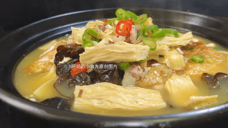 腐竹和它絕配，一碗全是高蛋白！隨手燜一鍋，口口軟嫩，配米飯每一口都滿足