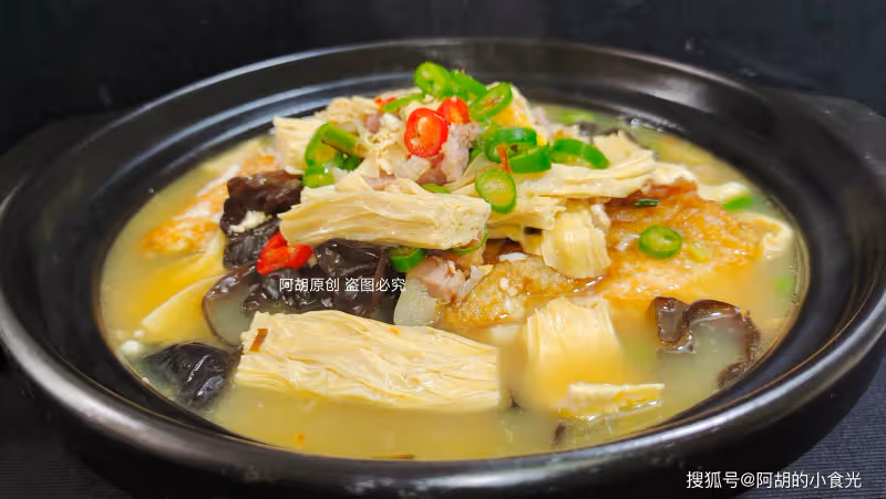 腐竹和它絕配，一碗全是高蛋白！隨手燜一鍋，口口軟嫩，配米飯每一口都滿足