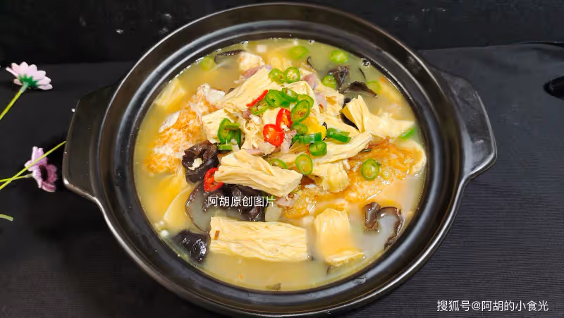 腐竹和它絕配，一碗全是高蛋白！隨手燜一鍋，口口軟嫩，配米飯每一口都滿足