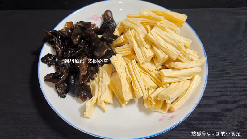 腐竹和它絕配，一碗全是高蛋白！隨手燜一鍋，口口軟嫩，配米飯每一口都滿足