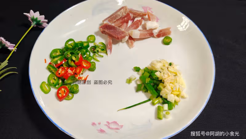 腐竹和它絕配，一碗全是高蛋白！隨手燜一鍋，口口軟嫩，配米飯每一口都滿足