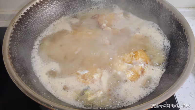 腐竹和它絕配，一碗全是高蛋白！隨手燜一鍋，口口軟嫩，配米飯每一口都滿足