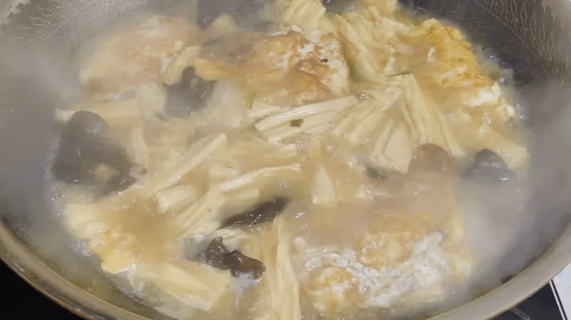 腐竹和它絕配，一碗全是高蛋白！隨手燜一鍋，口口軟嫩，配米飯每一口都滿足