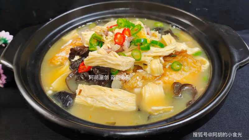 腐竹和它絕配，一碗全是高蛋白！隨手燜一鍋，口口軟嫩，配米飯每一口都滿足