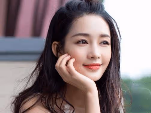 李沁拍照最「大膽」的一次,穿短款背心出鏡,拍完很快包裹嚴實