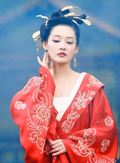 李沁拍照最「大膽」的一次,穿短款背心出鏡,拍完很快包裹嚴實