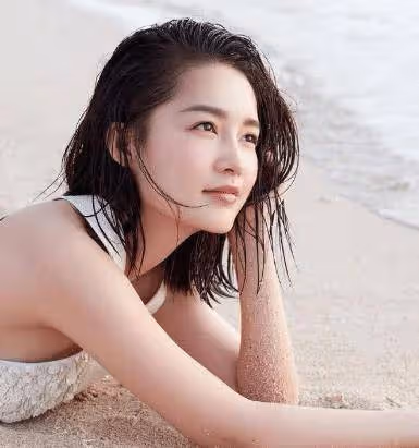 李沁拍照最「大膽」的一次,穿短款背心出鏡,拍完很快包裹嚴實