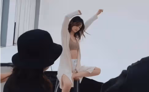 李沁拍照最「大膽」的一次,穿短款背心出鏡,拍完很快包裹嚴實