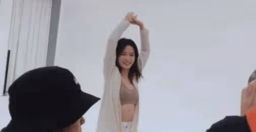 李沁拍照最「大膽」的一次,穿短款背心出鏡,拍完很快包裹嚴實