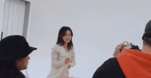李沁拍照最「大膽」的一次,穿短款背心出鏡,拍完很快包裹嚴實
