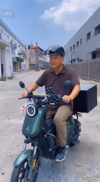 演周星馳電影爆紅!陳百祥74歲現況「騎車外送+工地搬重物」內幕曝