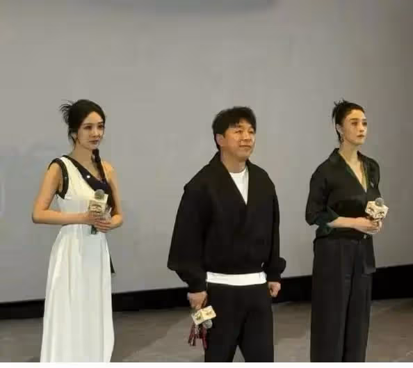 震撼首映《功夫熊貓》楊冪黃渤蔣欣攜手席捲全球！楊冪首穿高定