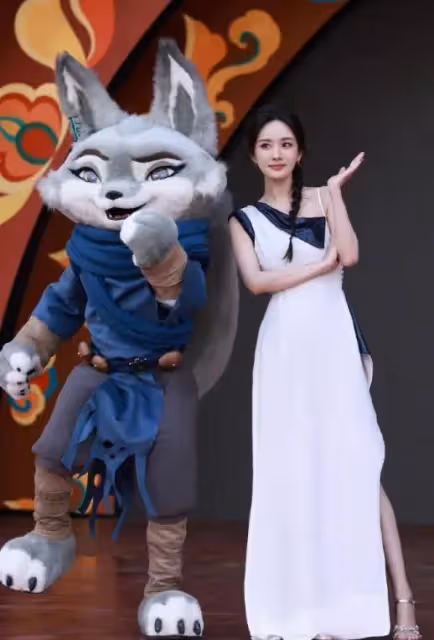 震撼首映《功夫熊貓》楊冪黃渤蔣欣攜手席捲全球！楊冪首穿高定