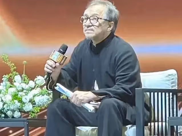 70歲成龍現狀爆出,頭髮鬍子花白,時光催人老,網友評論區炸鍋了