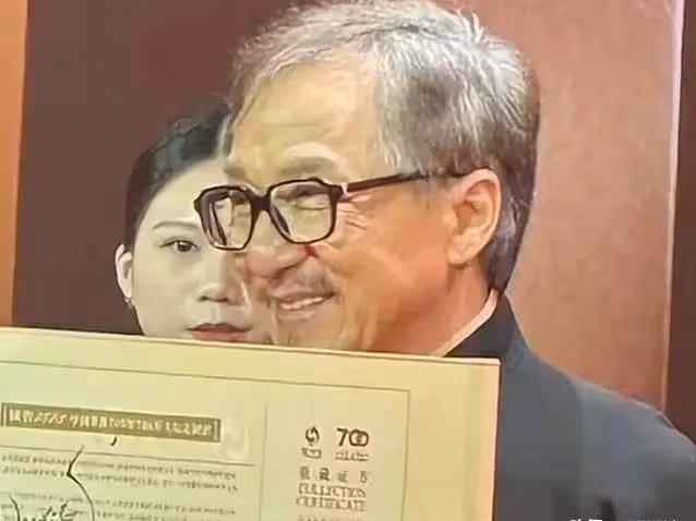 70歲成龍現狀爆出,頭髮鬍子花白,時光催人老,網友評論區炸鍋了