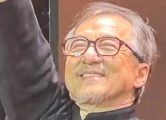 70歲成龍現狀爆出,頭髮鬍子花白,時光催人老,網友評論區炸鍋了