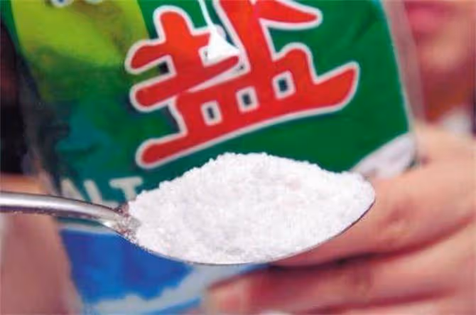 加碘鹽和無碘鹽哪個更好？鹽廠員工：差別大了，告訴家人別買錯