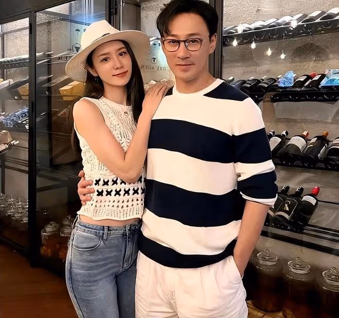 張馨月穿20元一條褲子被吐槽：穿出了林峰破產的感覺，像窮大學生