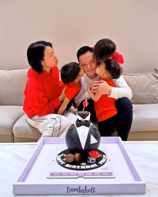 胡杏兒為富豪老公慶生，懷抱3個兒子甜蜜親吻，一家5口超幸福