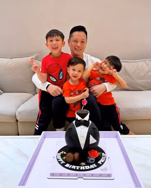 胡杏兒為富豪老公慶生，懷抱3個兒子甜蜜親吻，一家5口超幸福
