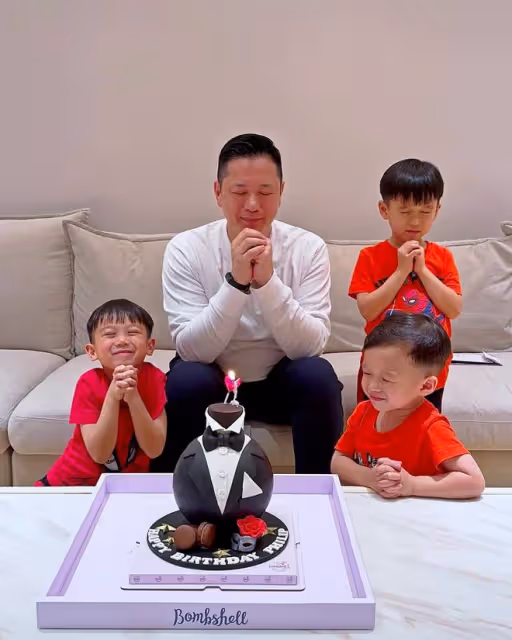 胡杏兒為富豪老公慶生，懷抱3個兒子甜蜜親吻，一家5口超幸福