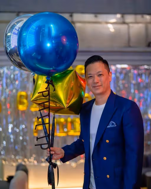 胡杏兒為富豪老公慶生，懷抱3個兒子甜蜜親吻，一家5口超幸福