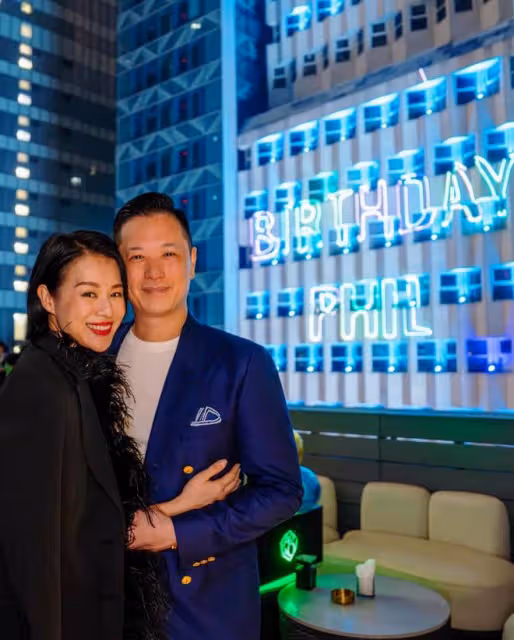 胡杏兒為富豪老公慶生，懷抱3個兒子甜蜜親吻，一家5口超幸福