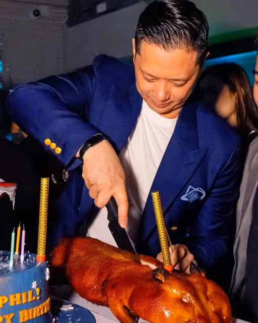 胡杏兒為富豪老公慶生，懷抱3個兒子甜蜜親吻，一家5口超幸福