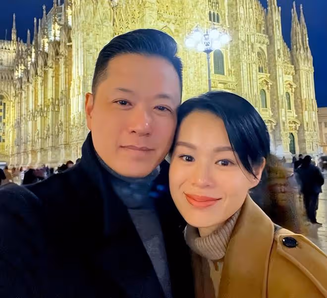 胡杏兒為富豪老公慶生，懷抱3個兒子甜蜜親吻，一家5口超幸福
