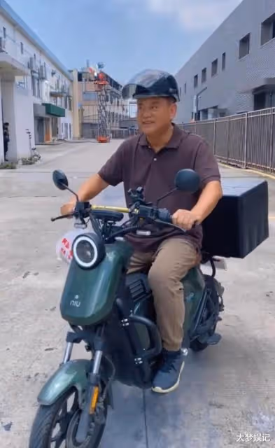 演周星馳電影爆紅！陳百祥74歲現況「送外賣+工地搬磚」內幕曝光