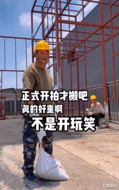 演周星馳電影爆紅！陳百祥74歲現況「送外賣+工地搬磚」內幕曝光