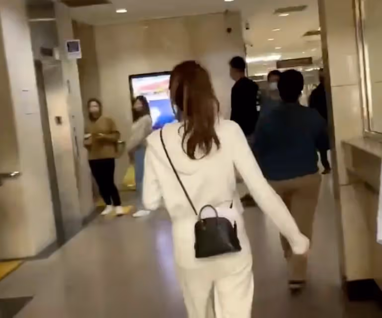 林千又疑背20萬愛馬仕包出庭　大素顏＋白色運動裝法庭痛哭