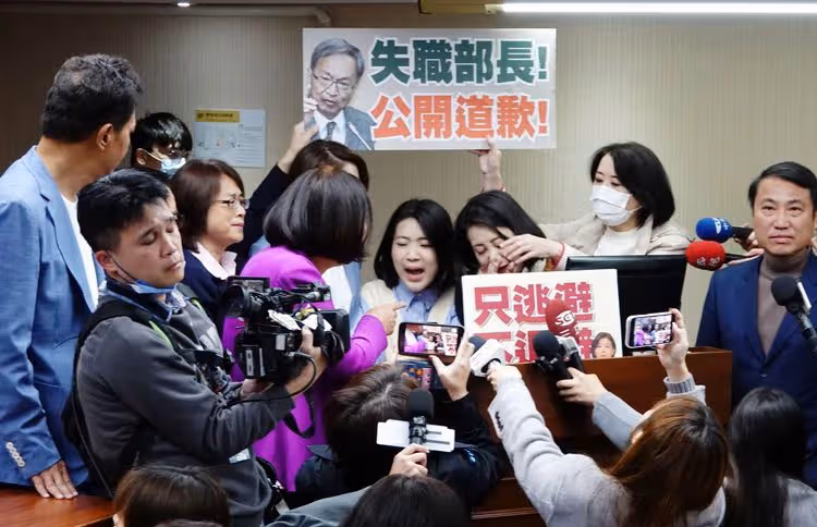 吳思瑤被陳玉珍熊抱架離質詢台！委屈喊「好想吐」　挨酸：不演八點檔太可惜