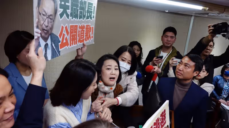 吳思瑤被陳玉珍熊抱架離質詢台！委屈喊「好想吐」　挨酸：不演八點檔太可惜